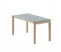 Stolik kawowy Couple Muuto - 1 gładki kafel blatu pale blue / podstawa dębowa