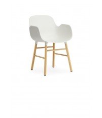 Minimalistyczny fotel na dębowych nogach - FORM ARMCHAIR od Normann Copenhagen - sześć kolorów
