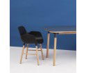 Minimalistyczny fotel na dębowych nogach - FORM ARMCHAIR od Normann Copenhagen - sześć kolorów