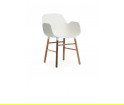 Minimalistyczny fotel na orzechowych nogach - FORM ARMCHAIR - od Normann Copenhagen