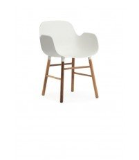 Minimalistyczny fotel na orzechowych nogach - FORM ARMCHAIR - od Normann Copenhagen