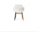 Minimalistyczny fotel na orzechowych nogach - FORM ARMCHAIR - od Normann Copenhagen