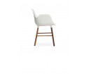 Minimalistyczny fotel na orzechowych nogach - FORM ARMCHAIR - od Normann Copenhagen