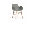 Minimalistyczny fotel na orzechowych nogach - FORM ARMCHAIR - od Normann Copenhagen