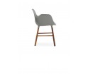 Minimalistyczny fotel na orzechowych nogach - FORM ARMCHAIR - od Normann Copenhagen