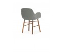 Minimalistyczny fotel na orzechowych nogach - FORM ARMCHAIR - od Normann Copenhagen