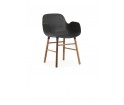 Minimalistyczny fotel na orzechowych nogach - FORM ARMCHAIR - od Normann Copenhagen