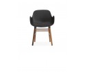 Minimalistyczny fotel na orzechowych nogach - FORM ARMCHAIR - od Normann Copenhagen