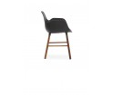 Minimalistyczny fotel na orzechowych nogach - FORM ARMCHAIR - od Normann Copenhagen