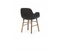 Minimalistyczny fotel na orzechowych nogach - FORM ARMCHAIR - od Normann Copenhagen