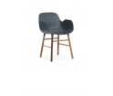 Minimalistyczny fotel na orzechowych nogach - FORM ARMCHAIR - od Normann Copenhagen
