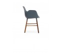 Minimalistyczny fotel na orzechowych nogach - FORM ARMCHAIR - od Normann Copenhagen