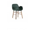 Minimalistyczny fotel na orzechowych nogach - FORM ARMCHAIR - od Normann Copenhagen