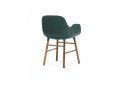 Minimalistyczny fotel na orzechowych nogach - FORM ARMCHAIR - od Normann Copenhagen