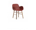 Minimalistyczny fotel na orzechowych nogach - FORM ARMCHAIR - od Normann Copenhagen
