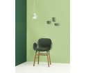Minimalistyczny fotel na orzechowych nogach - FORM ARMCHAIR - od Normann Copenhagen