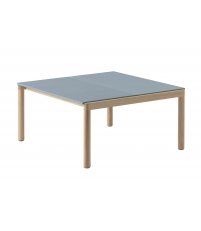 Stolik kawowy Couple Muuto - 1 gładki i 1 falisty kafel blatu light blue / podstawa dębowa
