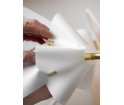Wisząca lampa Sinuate MOEBE - biała / mosiężna, duża