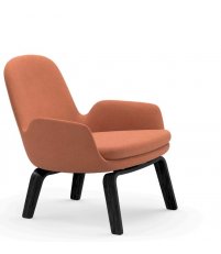 Fotel tapicerowany ERA LOUNGE CHAIR Normann Copenhagen - niski, drewniane nogi malowane na czarno, r&oacute;żne kolory siedziska