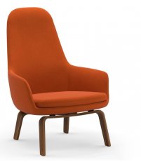 Fotel tapicerowany ERA LOUNGE CHAIR Normann Copenhagen - wysoki, nogi z orzecha włoskiego, r&oacute;żne kolory siedziska